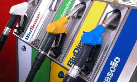 Confermato lo sciopero dei gestori delle pompe di benzina, intanto il governo annuncia una stretta per i fumatori