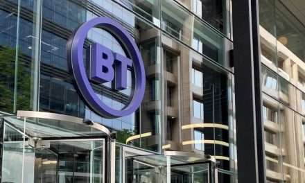 BT Group, entro il 2025 previsto un taglio di 55 mila unità: molti saranno sostituiti dall’AI