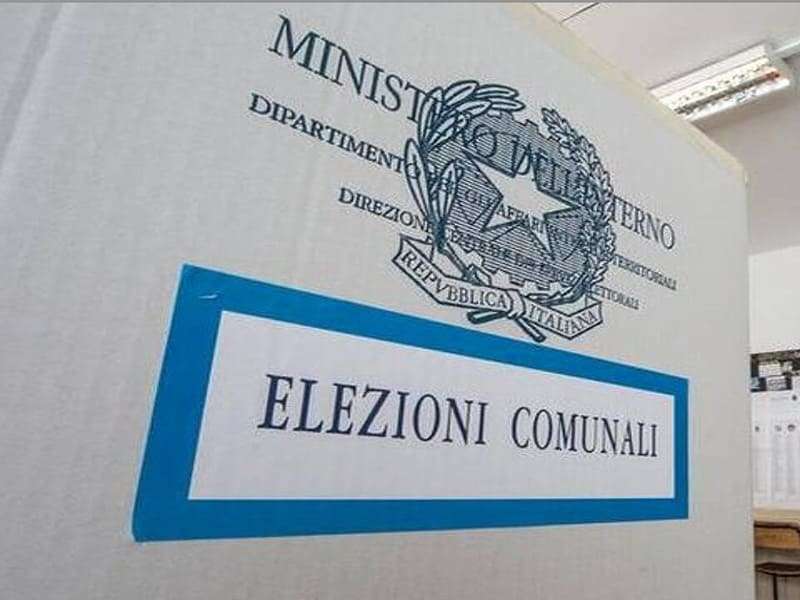 Amministrative, si vota in 595 comuni: affluenza in forte calo al 37%