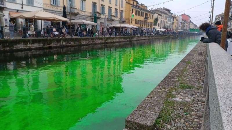 Attivisti di Extincion Rebellion tingono di verde i fiumi italiani: protesta per il fallimento della Cop28