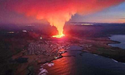 Islanda, bruciate le case di Grindavik la lava ha ripreso a fuoriuscire con violenza