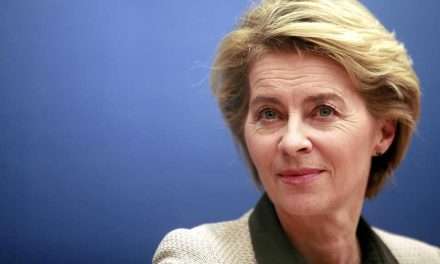 Von der Leyen si candida per un secondo mandato: “Prendo la decisione consapevole delle sfide che ci aspettano”