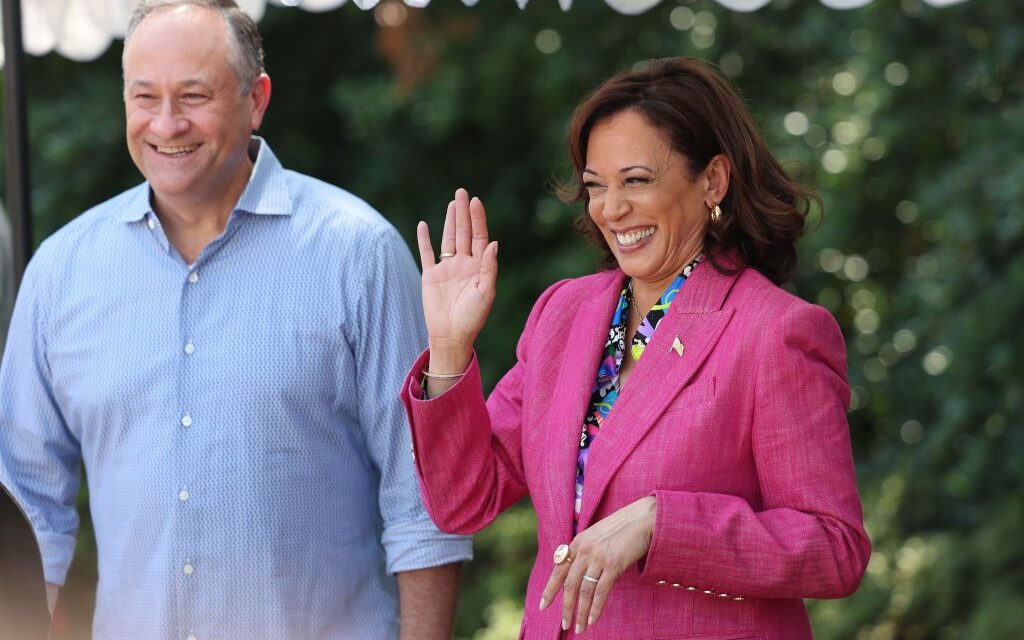 Trump ha rimosso Emhoff, il marito di Kamala Harris, dal museo dell’Olocausto