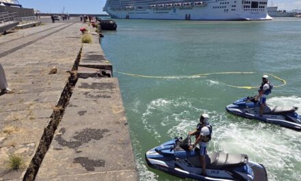 Maltempo a Catania: nave rompe gli ormeggi, due turisti in mare