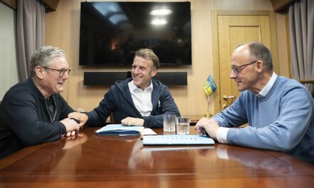 Ucraina, Mosca chiede stop alle armi per accettare la tregua: l’UE respinge l’ultimatum