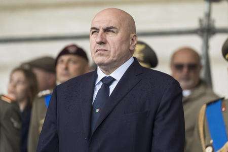 Crosetto bloccato a Dubai dopo l’attacco all’Iran, scontro politico sulla “marginalità” dell’Italia