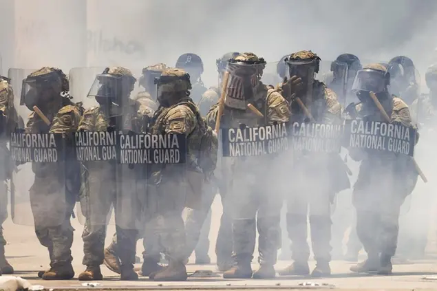 Coprifuoco a Los Angeles, scontri e militari in strada, Newsom contro Trump