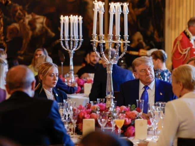 Meloni e Trump fianco a fianco all’Aja, la premier italiana stringe l’asse atlantico al vertice Nato