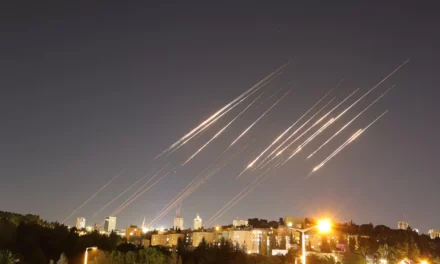 L’Iran colpisce base Usa in Qatar, il conflitto rischia di allargarsi