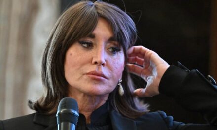 Bernini contestata alla commemorazione del 2 agosto: scontro con Bolognesi sulle vittime della strage