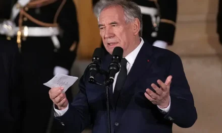 Francia, Bayrou all’ultima prova: “Coalizioni in guerra ma unite contro il governo”