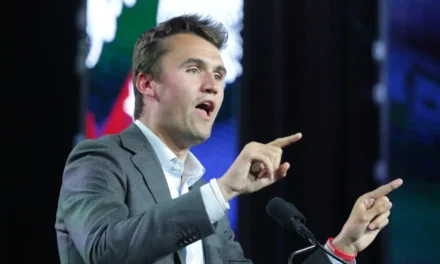 Trump onora Charlie Kirk come “martire della libertà”: revocati i visti a sei stranieri che ne avevano deriso la morte
