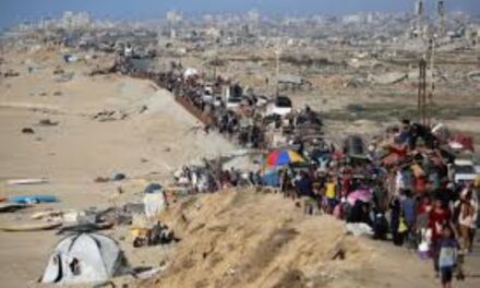 Raid israeliani su Khan Younis e Gaza, morti tra i civili. L’Egitto invia mezzi per cercare i corpi