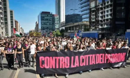 Milano, oltre 20mila in piazza per il Leoncavallo: il corteo raggiunge il Duomo dopo sei ore di protesta