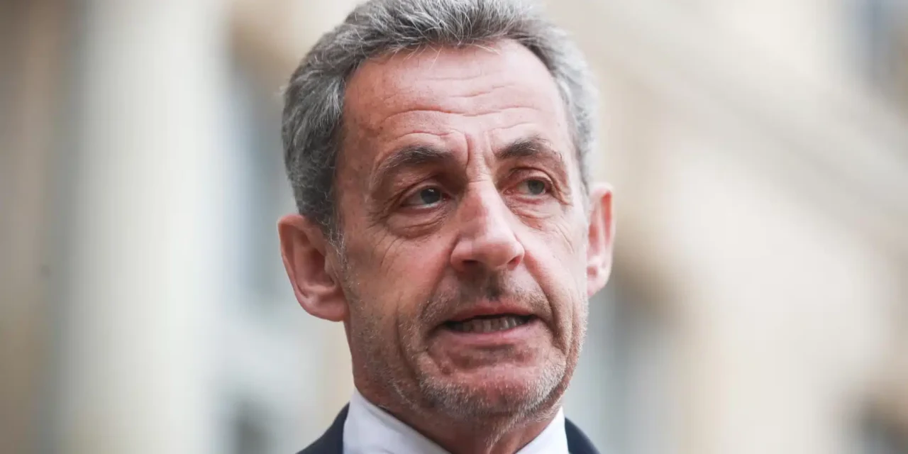 Sarkozy al primo giorno in carcere: isolamento, grida e un libro da scrivere