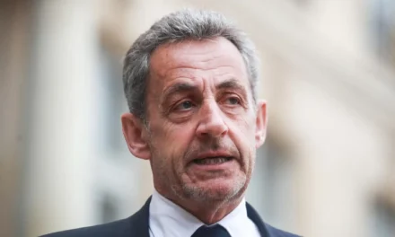 Sarkozy al primo giorno in carcere: isolamento, grida e un libro da scrivere