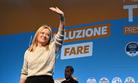 Meloni infiamma Firenze: scontro con la sinistra e lodi a Trump durante il comizio per le regionali in Toscana