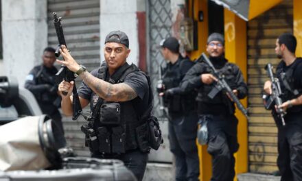 Rio de Janeiro, maxi-operazione nelle favelas: oltre 130 morti nello scontro tra polizia e Comando Vermelho