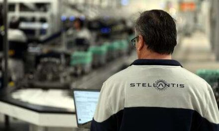 Stellantis cambia strategia sull’elettrico: il “reset” di Filosa costa 22 miliardi