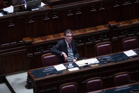 Giorgetti alla Camera: “Nessuna ingerenza del Tesoro nell’Ops Mps-Mediobanca”