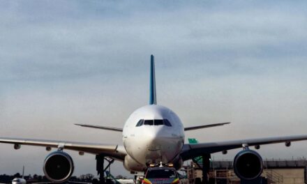 Shutdown negli Stati Uniti: cancellati centinaia di voli, FAA riduce il traffico aereo del 10%