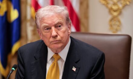 Trump lancia l’allarme, se la Corte suprema boccia i dazi dovremo restituire 2 mila miliardoi di dollari