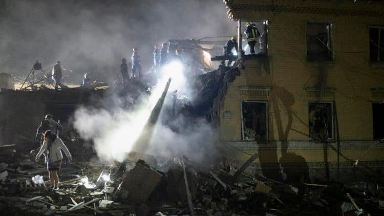 Raid russi sull’Ucraina: almeno quattro morti a Kiev. Zelensky: “Obiettivo colpire i civili”