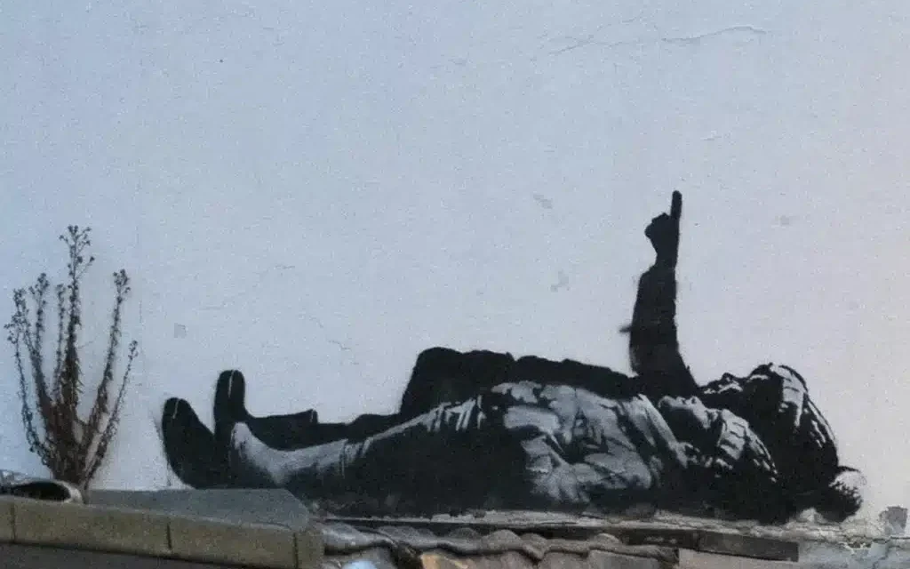 Banksy rompe il silenzio: è suo il nuovo murale londinese sulla marginalità invisibile