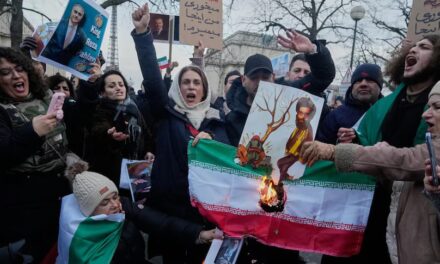 Iran, Trump aumenta la pressione economica e minaccia l’intervento militare