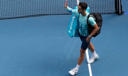 Australian Open, Musetti si ritira contro Djokovic dopo due set dominati: semifinale sfumata per infortunio