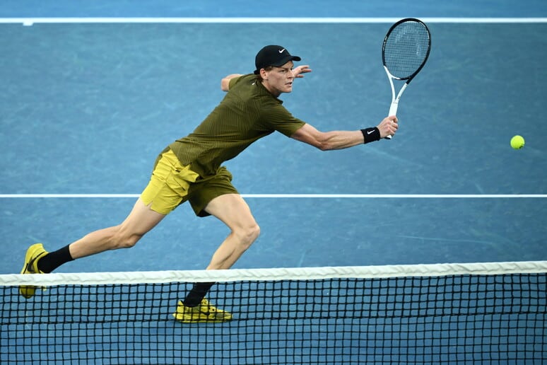 Sinner in controllo a Melbourne: vola al terzo turno e punzecchia Vagnozzi con ironia