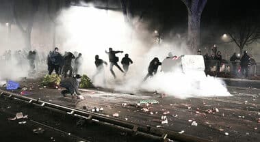 Scontri a Milano contro le Olimpiadi, Meloni attacca i manifestanti: «Nemici dell’Italia»