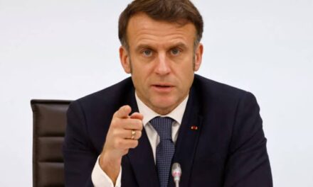 Macron invia la portaerei Charles de Gaulle nel Mediterraneo, ma ribadisce condanna gli attacchi israelo-americani all’Iran