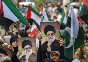 Media iraniani trasmettono immagini di centinaia di migliaia di persone in lutto per la scomparsa di Khamenei